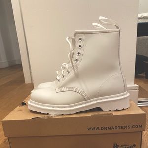 Dr.Marten Thank White Boots